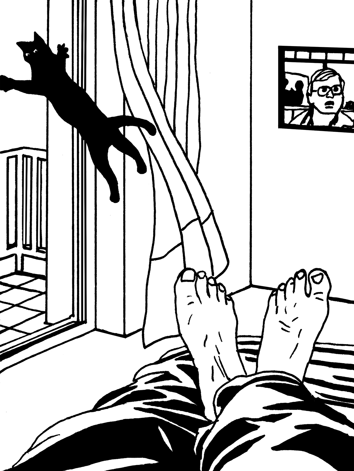 Wnętrze pokoju, na pierwszym planie bose stopy mężczyzny leżącego na łóżku. Na drugim planie czarny kot z rozłożonymi łapami wyskakuje przez balkon.