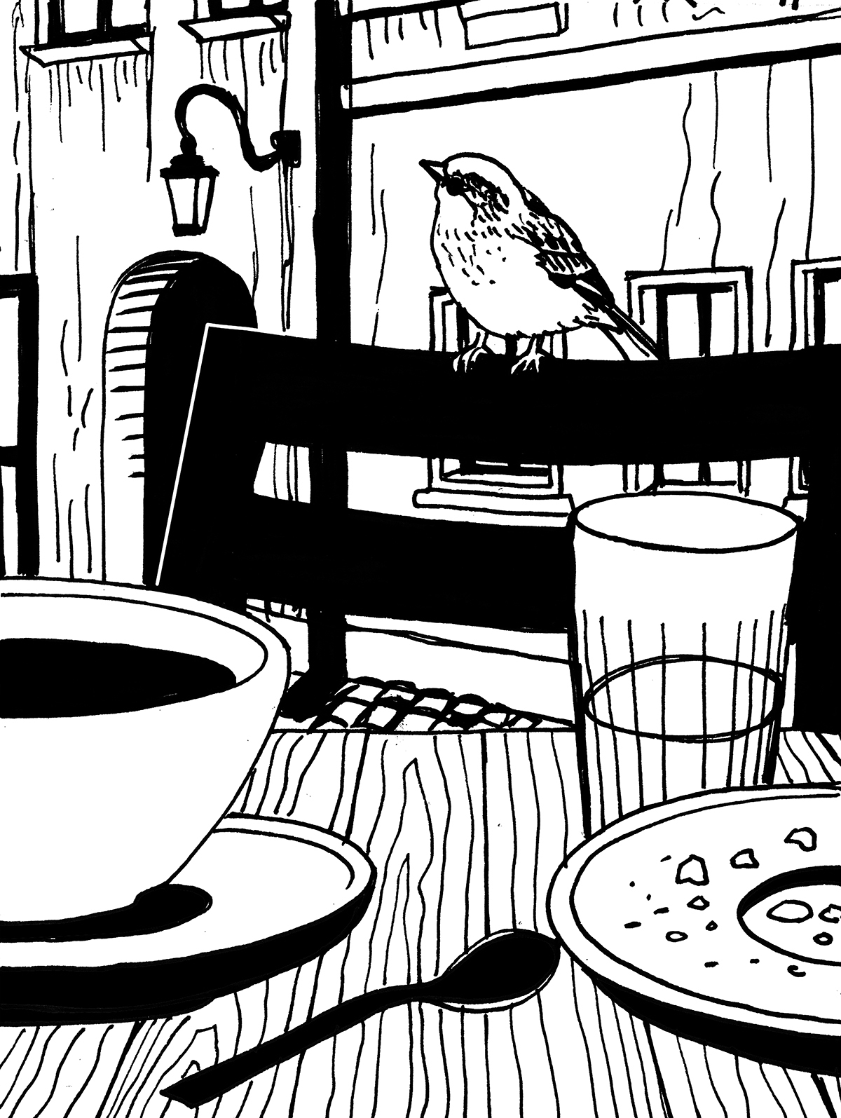 Wróbel siedzący na oparciu krzesła przy stoliku kawiarnianym. Na stoliku stoi filiżanka kawy, szklanka wody i talerz z okruszkami. W tle widoczne staromiejskie kamienice.